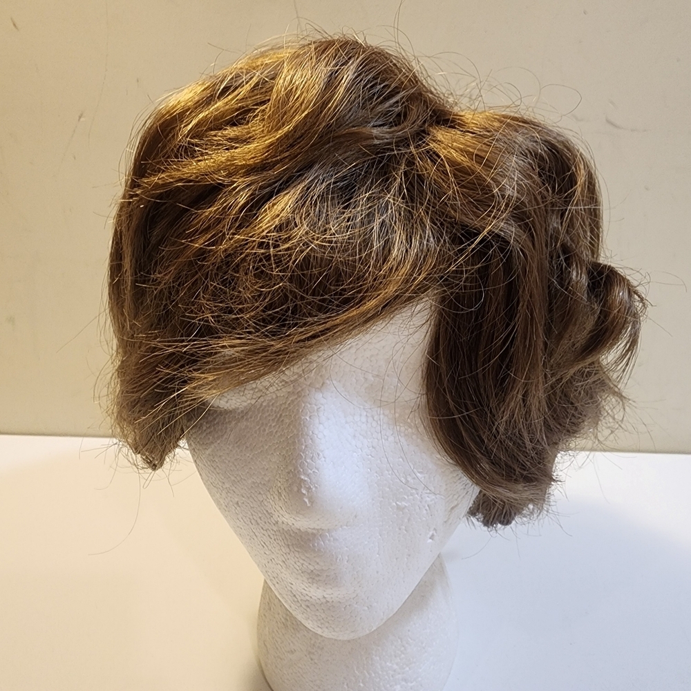 Short Layered Women's Wig in Light Brown